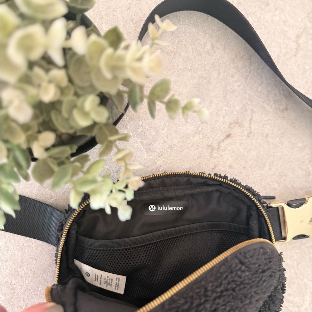 lululemon Black Fleece Crossbody Bag - Picture 4 of 5